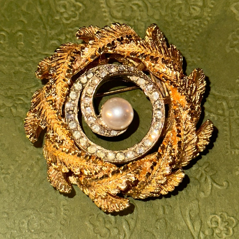 Gorgeous ART Wreath Brooch
